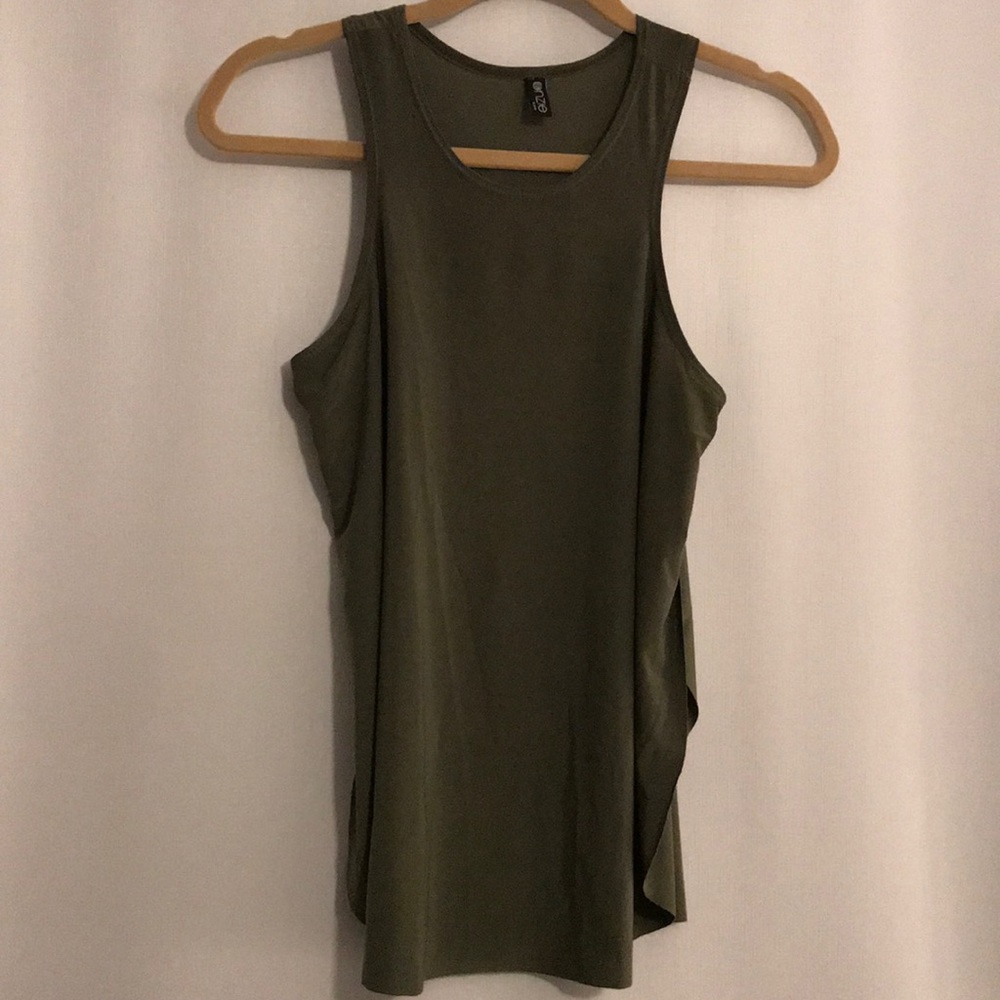 Onzie green workout top with side slits